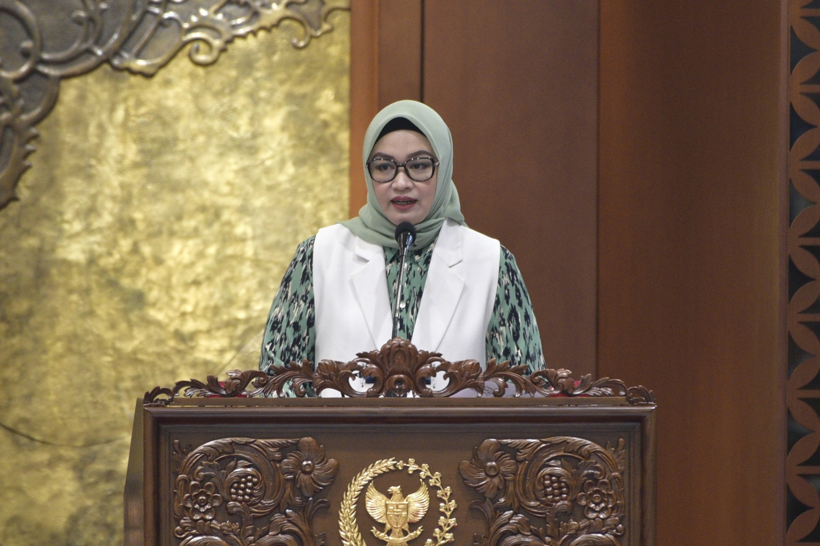 Wakil Ketua Komisi IX DPR RI, Putih Sari, saat membacakan laporan Komisi IX DPR RI