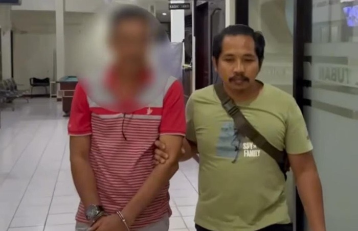 SJ, pegawai Kecamatan Parengan digiring petugas Satreskrim Polres Tuban.