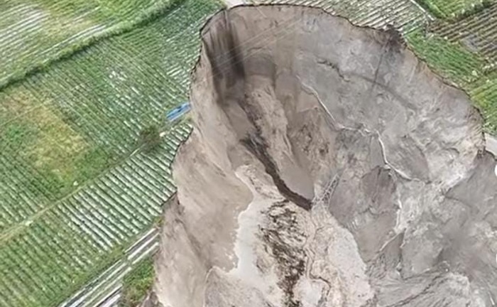 Fenomena lubang besar yang disertai gemuruh dan getaran membuat warga Aceh Tengah resah. &nbsp;