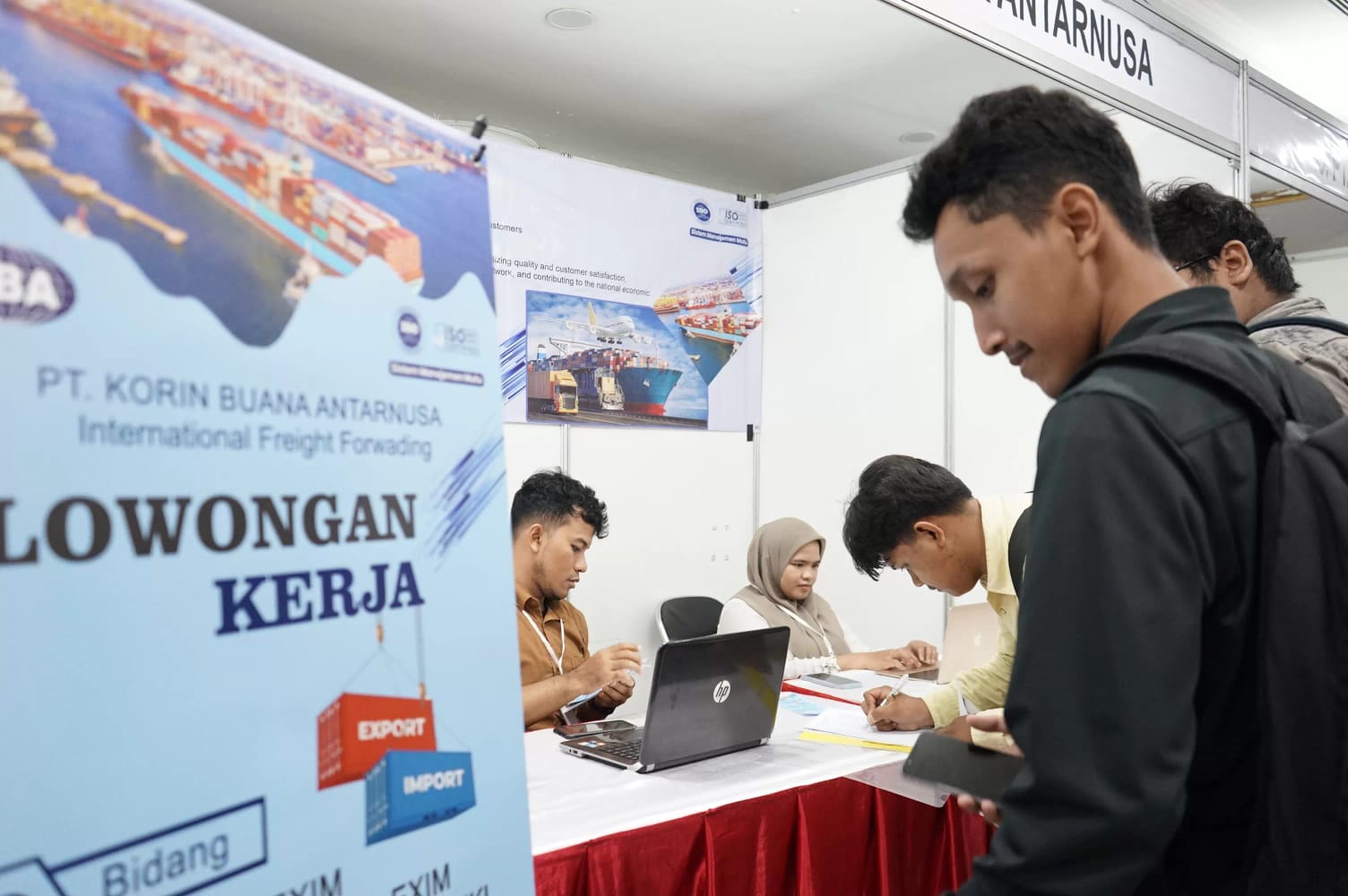 Ilustrasi Seseorang yang Sedang Melamar Kerja