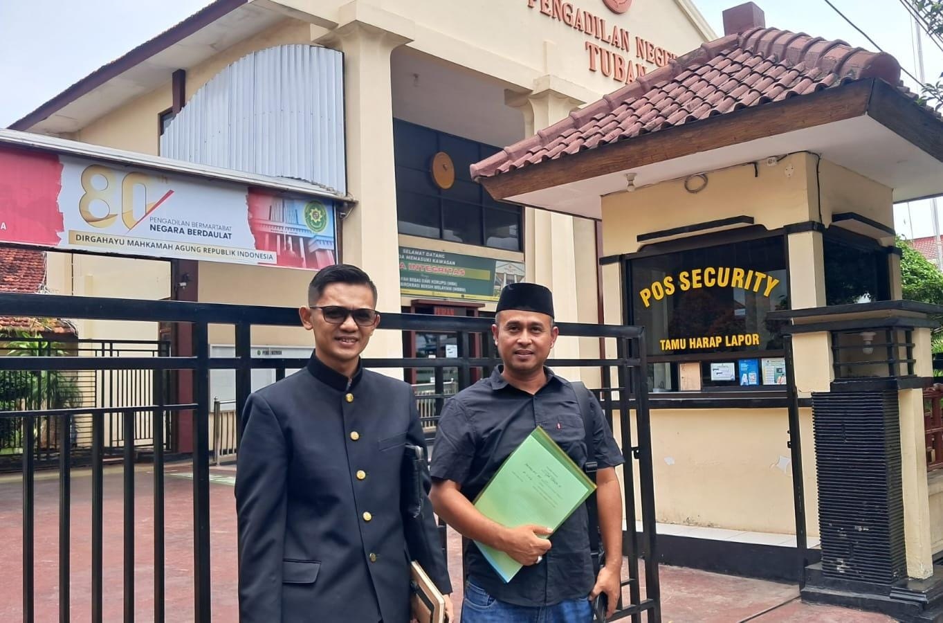 Penggugat bersama kuasa hukumnya ketika mendatangi Pengadilan Negeri Tuban, Rabu (11/2).