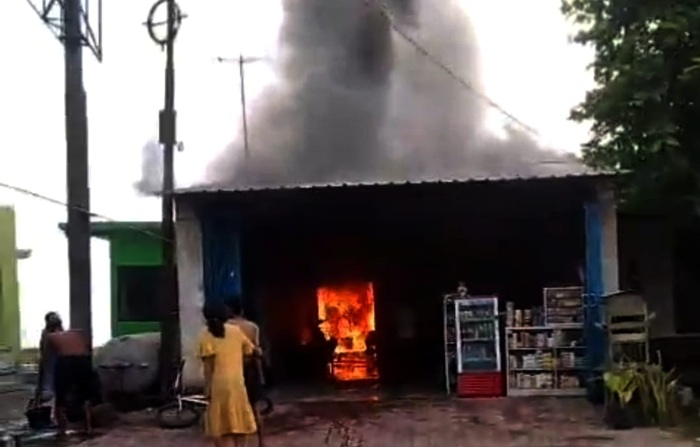 Warga pesisir Sugihwaras, Tuban dikejutkan dengan asap hitam dari rumah Sanipan.