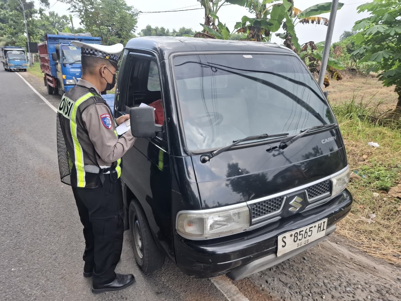 Anggota Satlantas Polres Tuban ketika menindak salah satu pengendara yang tak patuh berlalu-lintas.