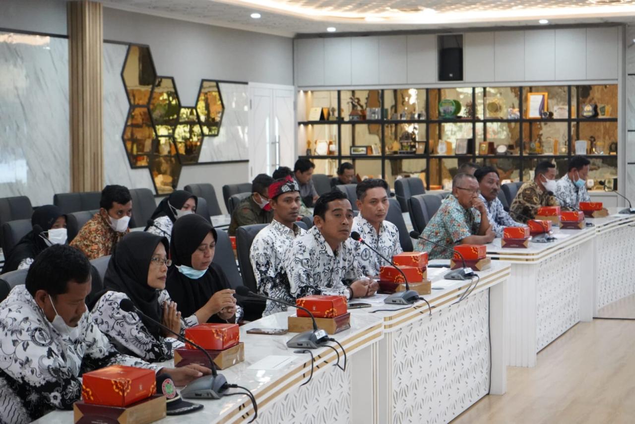 Para guru eks PPPK menyampaikan keluh kesahnya kepada anggota DPR RI Ratna Juwita Sari di ruang fraksi PKB DPR RI, Selasa (10/2).
