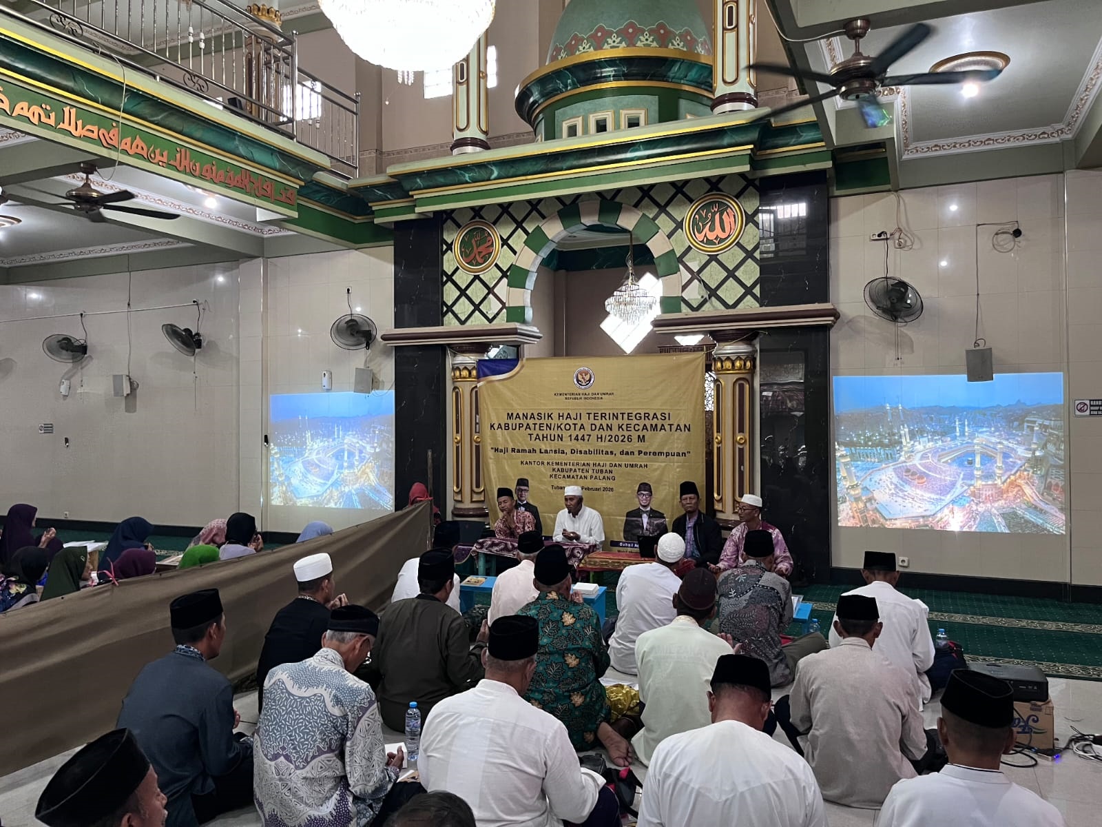 Calon Jemaah haji saat mengikuti manasik haji tingkat Kecamatan Senin (9/2).