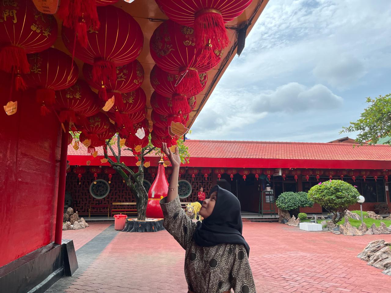 Ratusan lampion yang tergantung jelang hari raya Imlek 2577 Kongzili di TITD Kwan Sing Bio Tuban, kemarin (13/2).