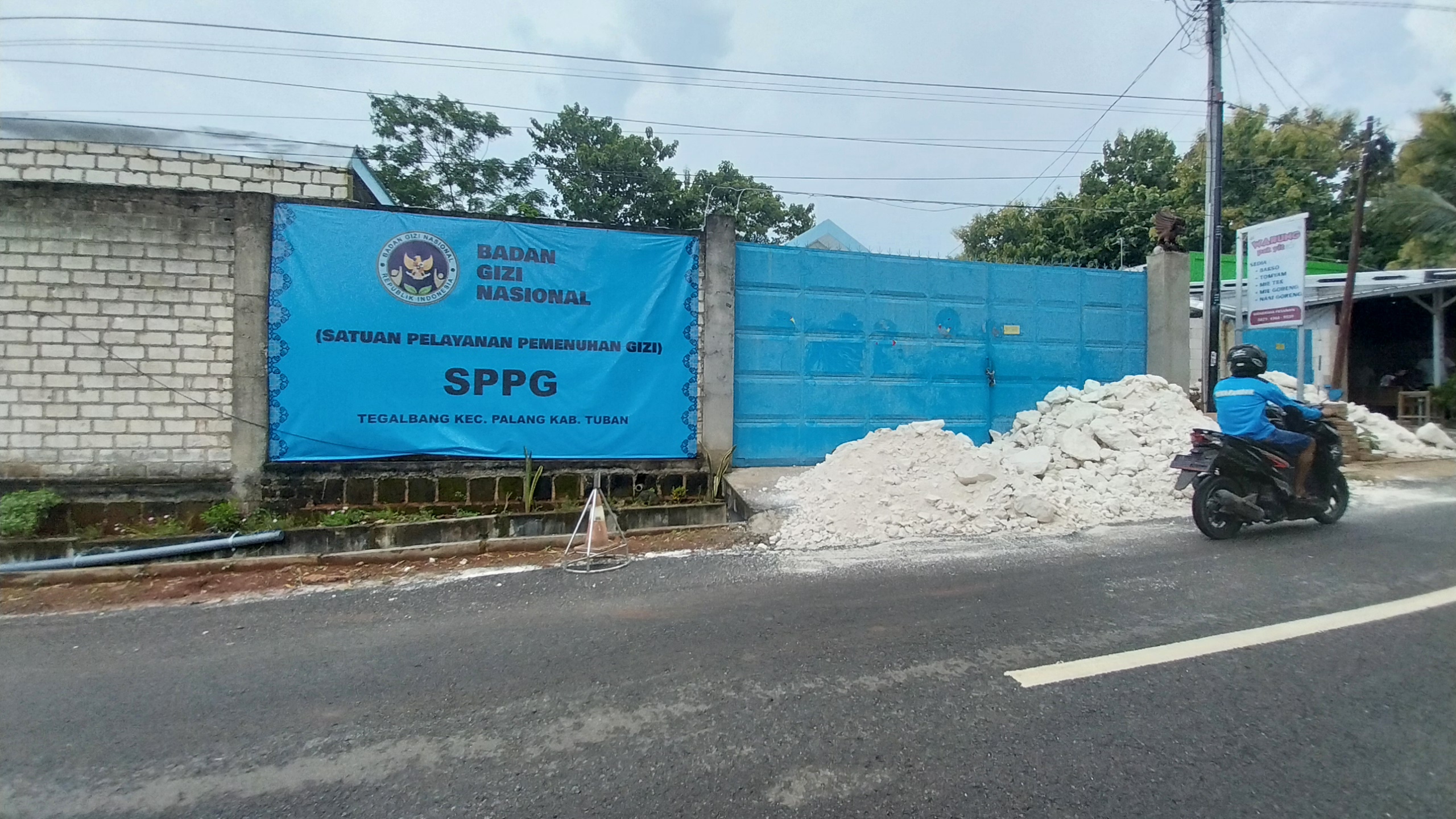 Pintu SPPG Tegalbang yang masih disegel dan ditumpuki pedel kemarin (13/2).