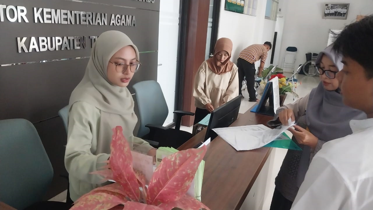 Petugas di Pusat Layanan Haji dan Umrah Terpadu menerima berkas CJH untuk persiapan pemberangkatan haji.