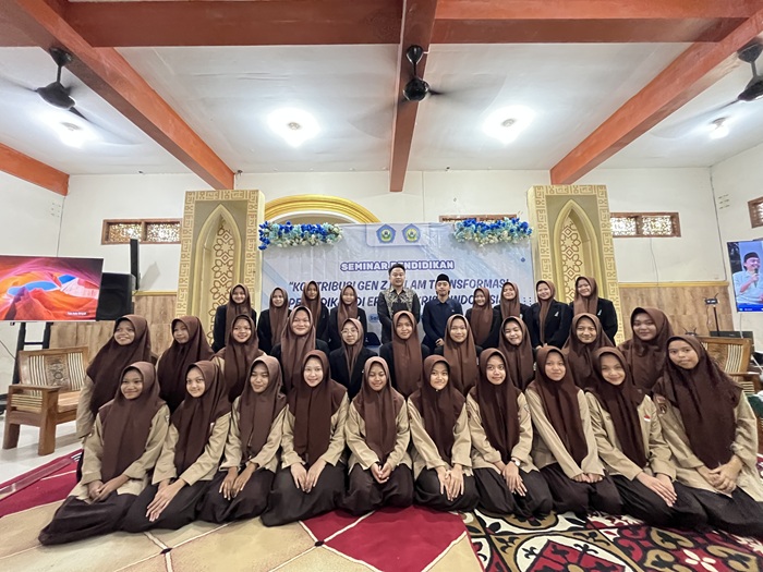 Generasi Z didorong menjadi kreator positif dan agen perubahan melalui seminar pendidikan bertema transformasi pendidikan di MA Al Anwar Sarang.