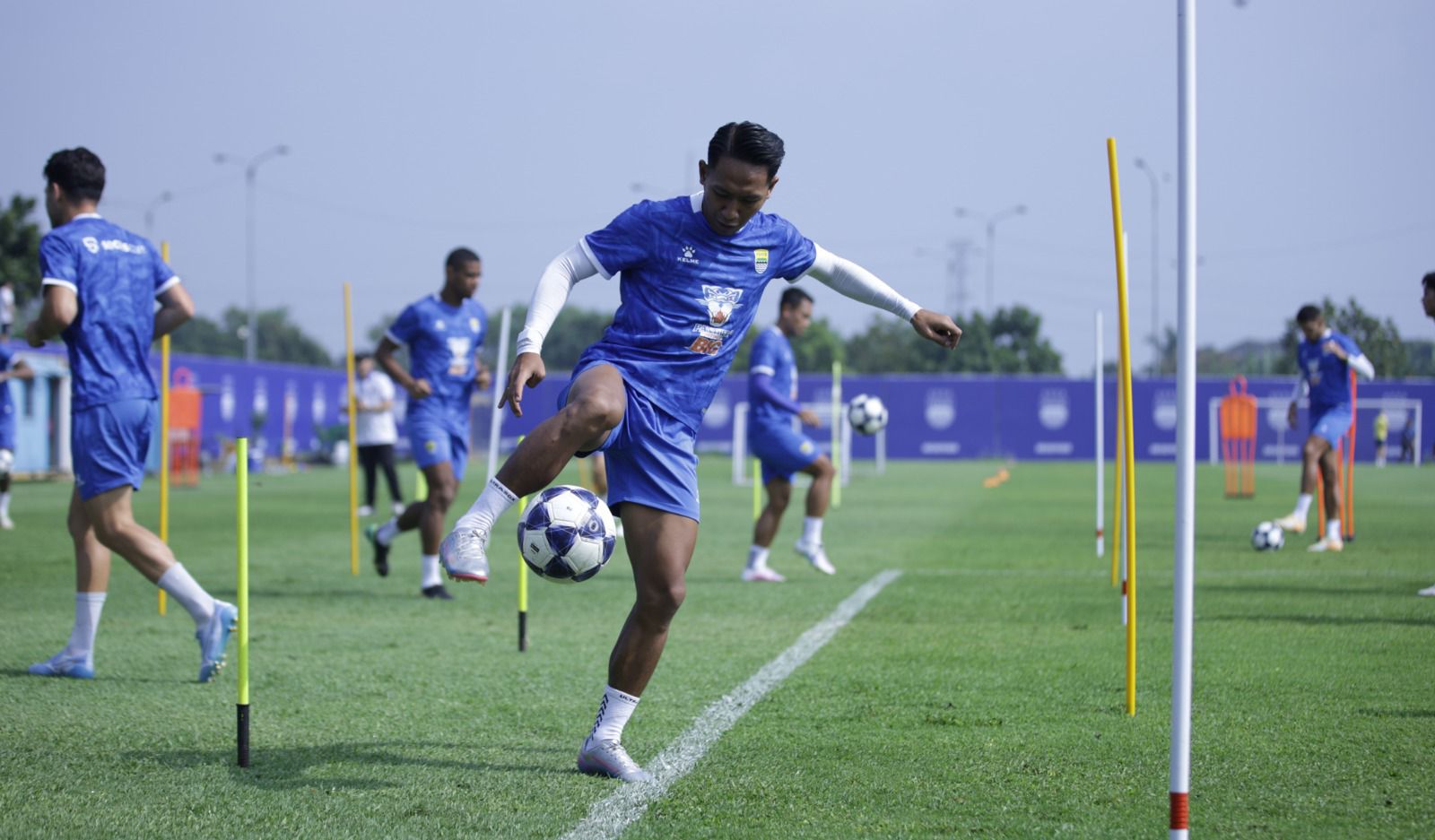 Pemain andalan Persib Bandung, Beckham Putra Nugraha kembali berlatih pasca masalah kebugaran yang dialaminya.
