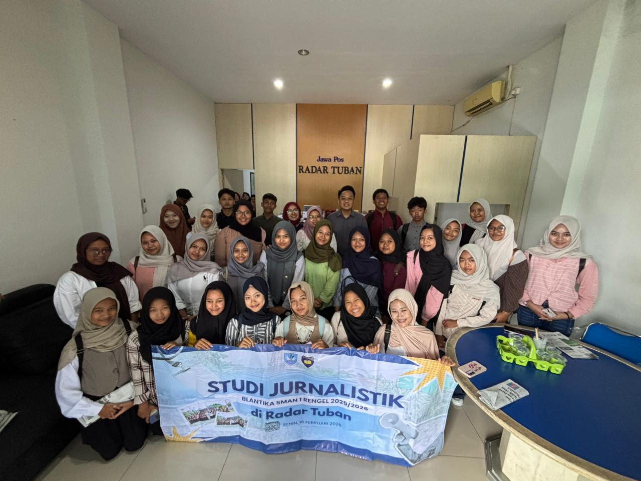Tim ekskul jurnalistik SMAN 1 Rengel menimba ilmu bersama Manger Digital Jawa Pos Radar Tuban Yudha Satria Aditama.