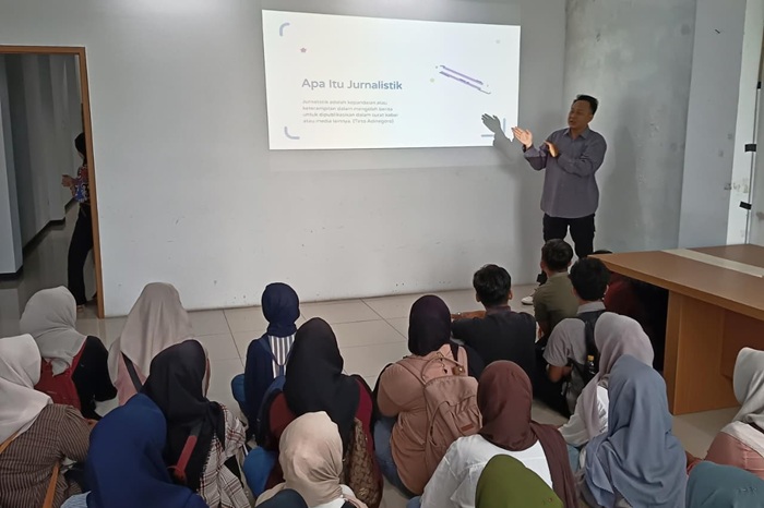 Kunjungan edukatif SMAN 1 Rengel ke Radar Tuban membuka wawasan siswa tentang dunia media dan literasi digital.