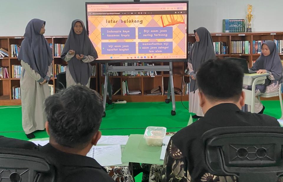 SMAIT Al Uswah Tuban menggelar Sidang Karya Tulis Ilmiah tahun ajaran 2025/2026 untuk menumbuhkan budaya literasi dan riset siswa.