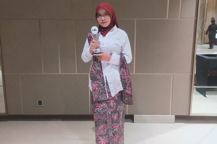 Ike Novia Ulva bersama pialanya. Dia menjuarai ajang Apresiasi GTK Tingkat Nasional 2025.
