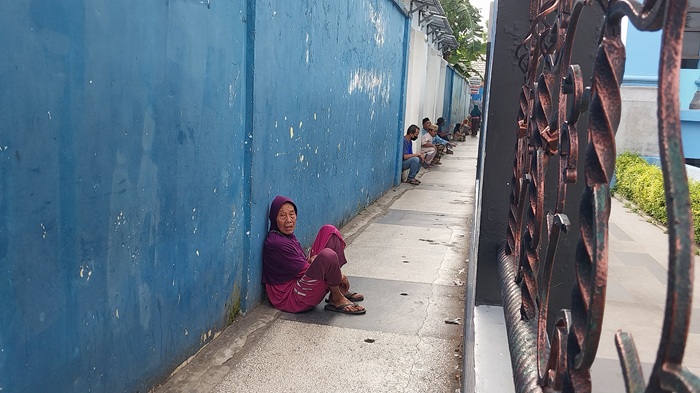 Aktivitas pengemis yang beroperasi di simpang Pramuka, kemarin (16/2). Penyakit masyarakat ini kerap ditemui pengguna jalan.