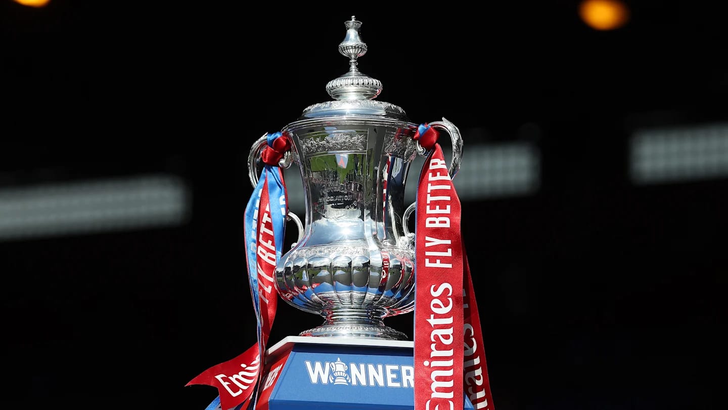 Ilustrasi trofi FA Cup