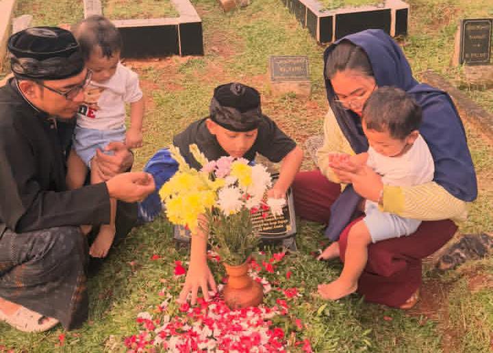 Menjelang Bulan Suci, Putri Sulung Mpok Alpa datang ke makamnya.