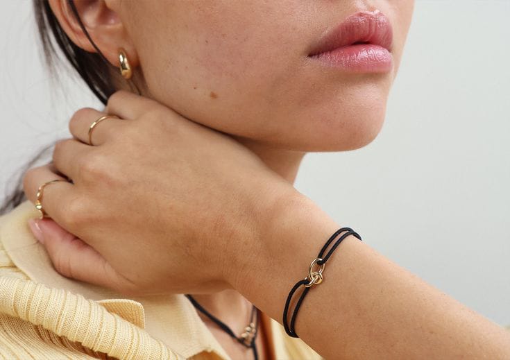 Ilustrasi memakai gelang hitam.