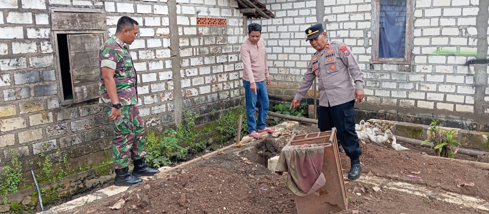 Personel Polres Tuban ketika melakukan pengecakan lokasi ditemukannya benda diduga granat di Dusun Topar, Desa Talangkembar, Kecamatan Montong, Minggu (15/2) sore.