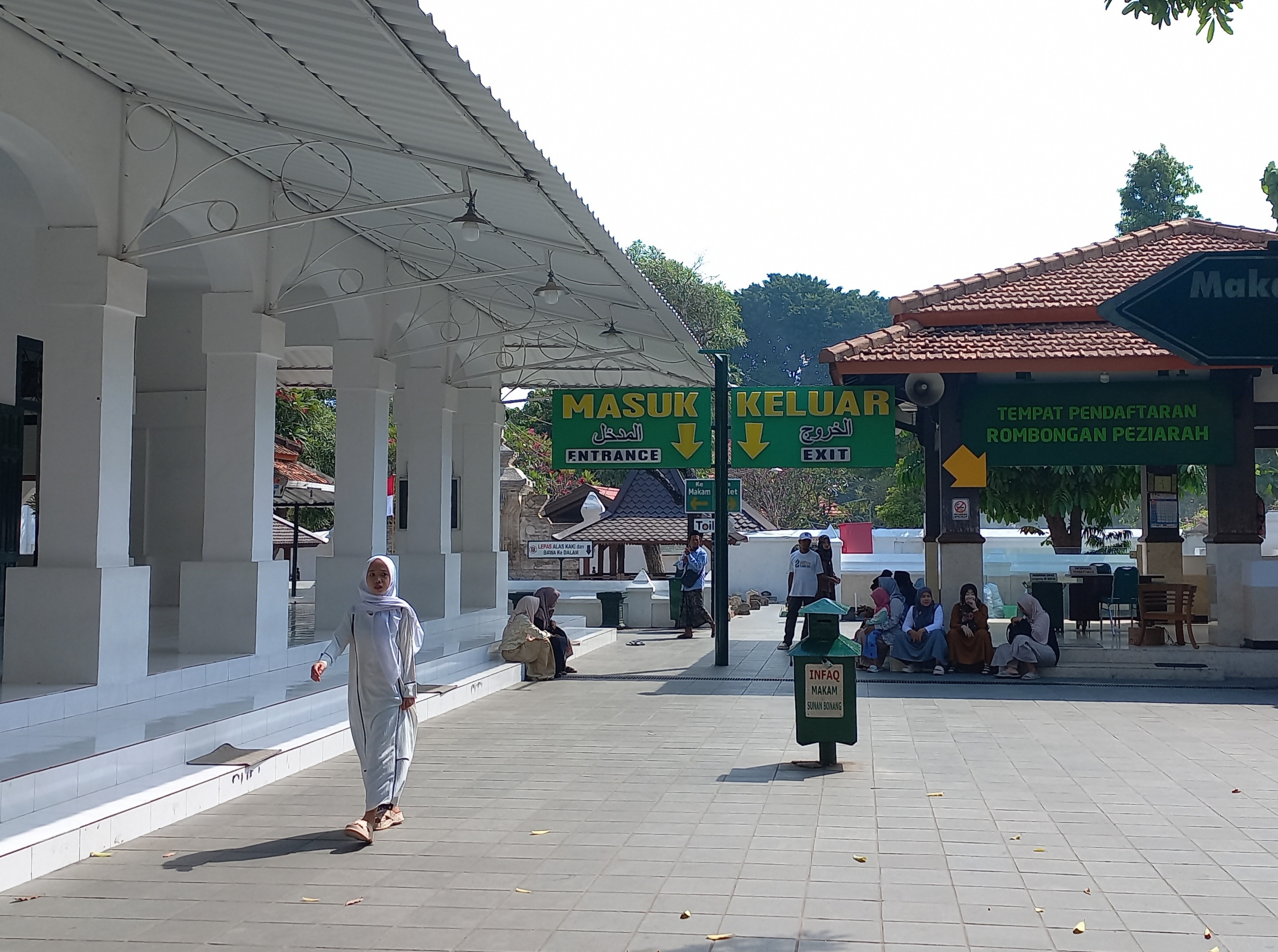 Sejumlah peziarah di kawasan wisata religi Makam Sunan Bonang Tuban seminggu jelang Ramadan.