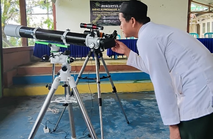 Tim rukyatul hilal bersama-sama melihat hilal di menara pemantau Desa Banyuurip, Kecamatan Senori, Selasa (17/2) sore.