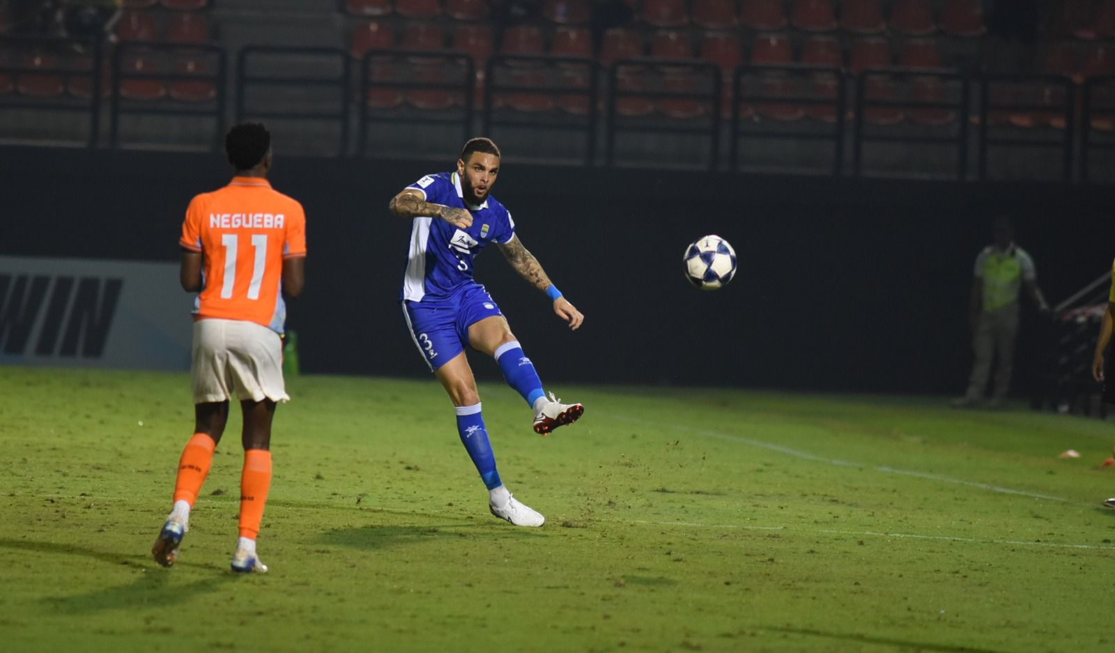 Pemain Persib Bandung, Layvin Kurzawa, saat pertandingan melawan Ratchaburi di AFC Champions League Two.
