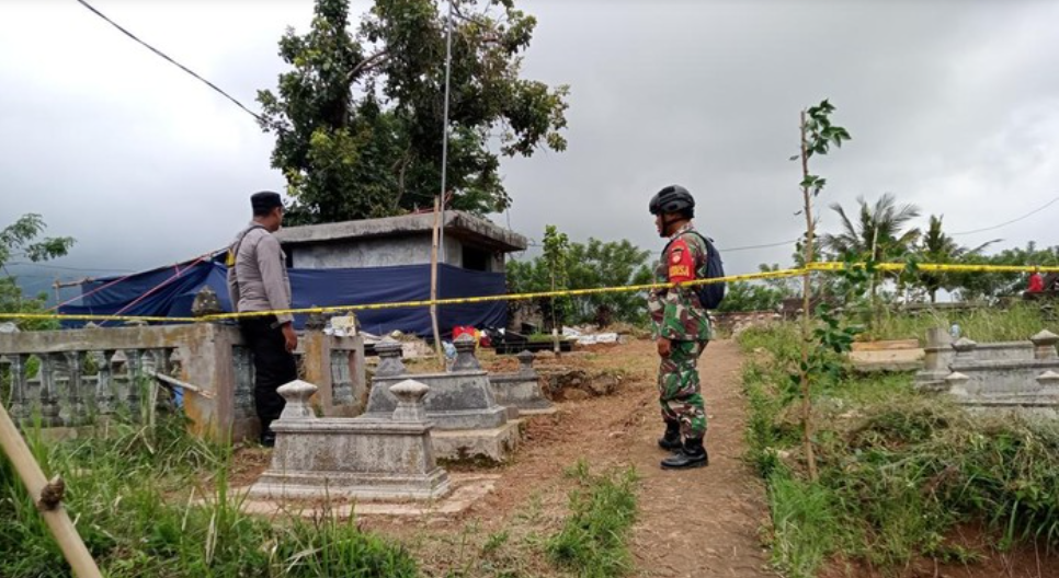 Polisi dan tim medis saat melakukan ekshumasi malam santri