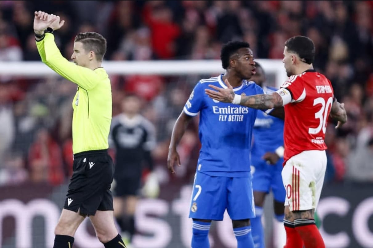 Wasit pertandingan UCL antara Benfica vs Real Madrid menghentikan pertandingan akibat dugaan tindakan rasisme.