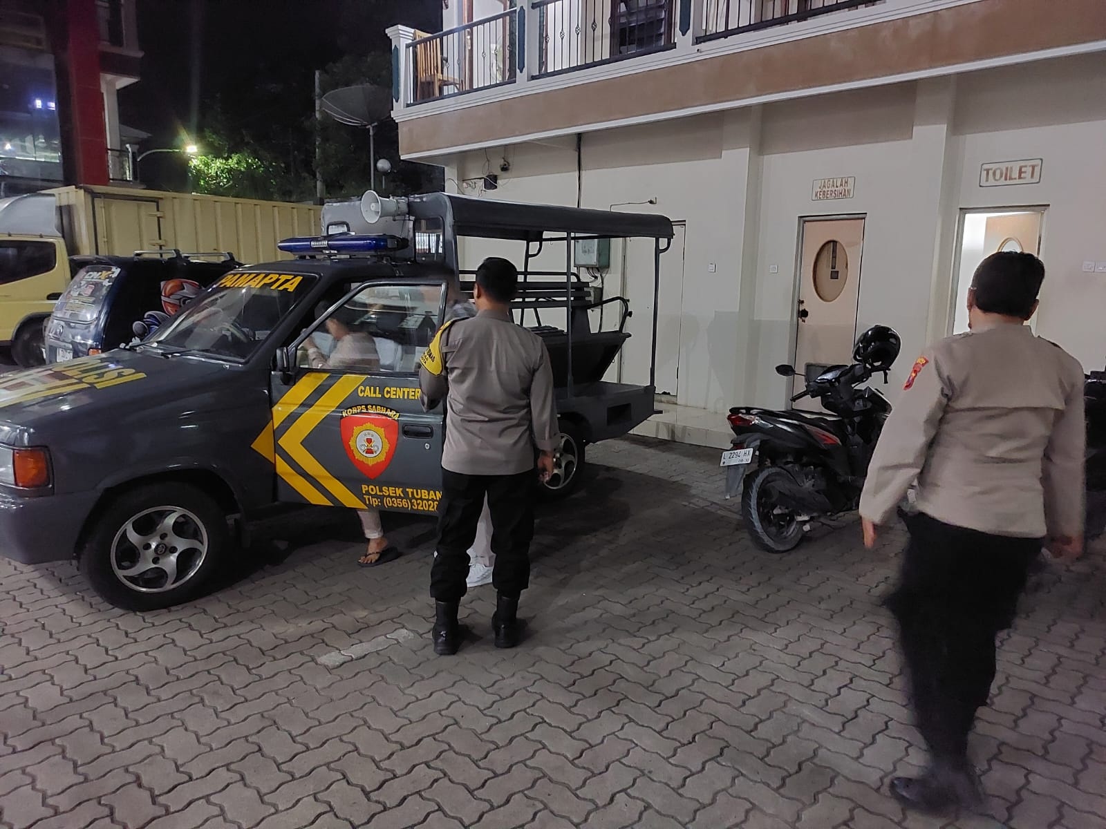 Anggota Polres Tuban ketika menggrebek oknum staf Sekwan DPRD Lamongan bersama wanita di salah satu hotel di wilayah Kelurahan Kingking, Kecamatan Tuban, Selasa (17/2) dini hari.