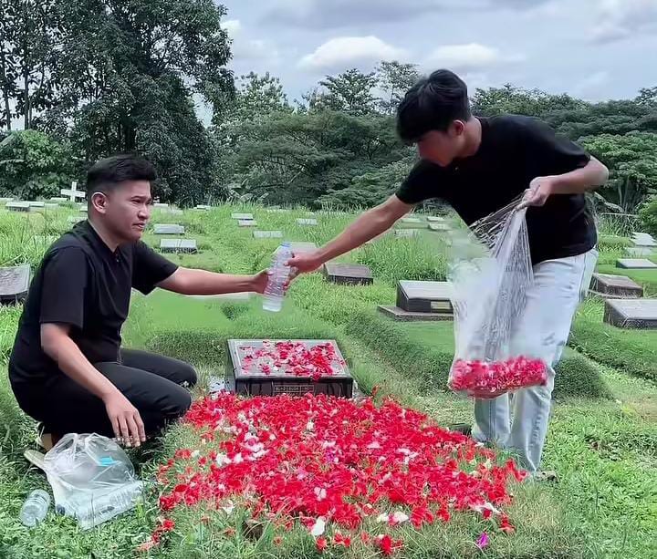 Bertrand Temani Ayah Ruben Ke makam Orang tuanya