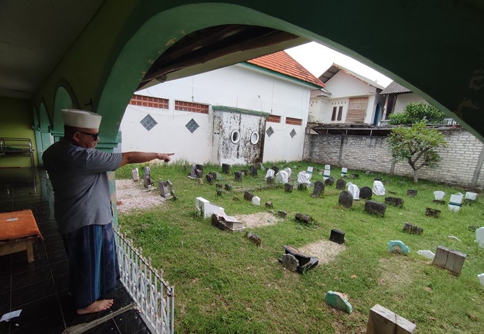 Pengasuh Ponpes Ash Shomadiyah KH Riza Shalihuddin Habibi menunjukkan makam KH Ahmad Syifa&rsquo; di kompleks makam setempat, Rabu (18/2).