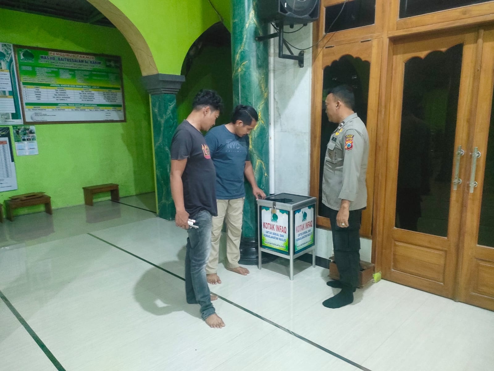 Polisi saat melakukan olah TKP di Masjid Baitussalam Al Karim Desa Cangkring, Kecamatan Plumpang pasca jadi sasaran pencurian kotak amal