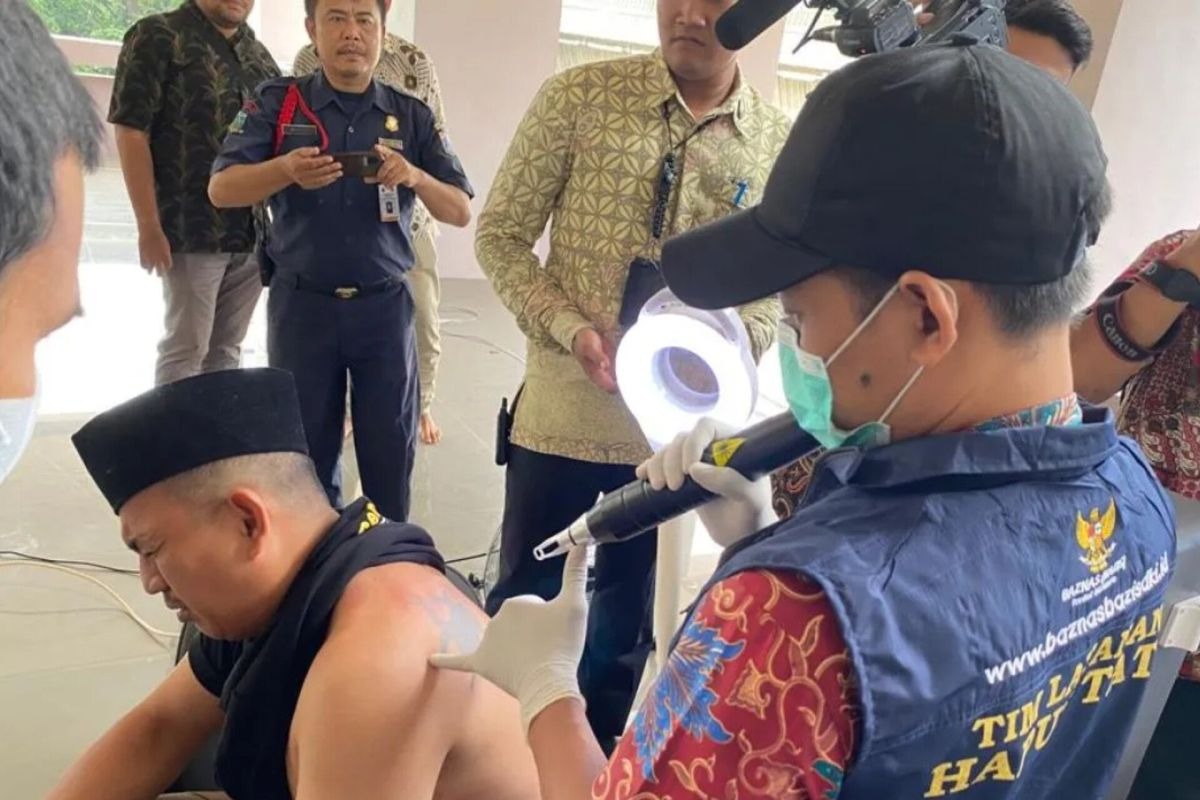 Seorang pria tengah menghapus tato di Masjid Darul Jannah Kantor Wali Kota Jakarta Selatan