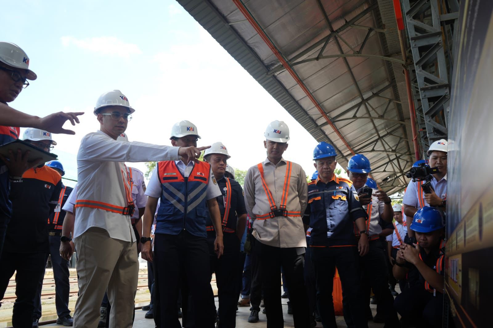 Direktur Utama KAI Bobby Rasyidin bersama Raffi Ahmad meninjau progres pengembangan KA experience, luxury, dan heritage di Balai Yasa Surabaya Gubeng