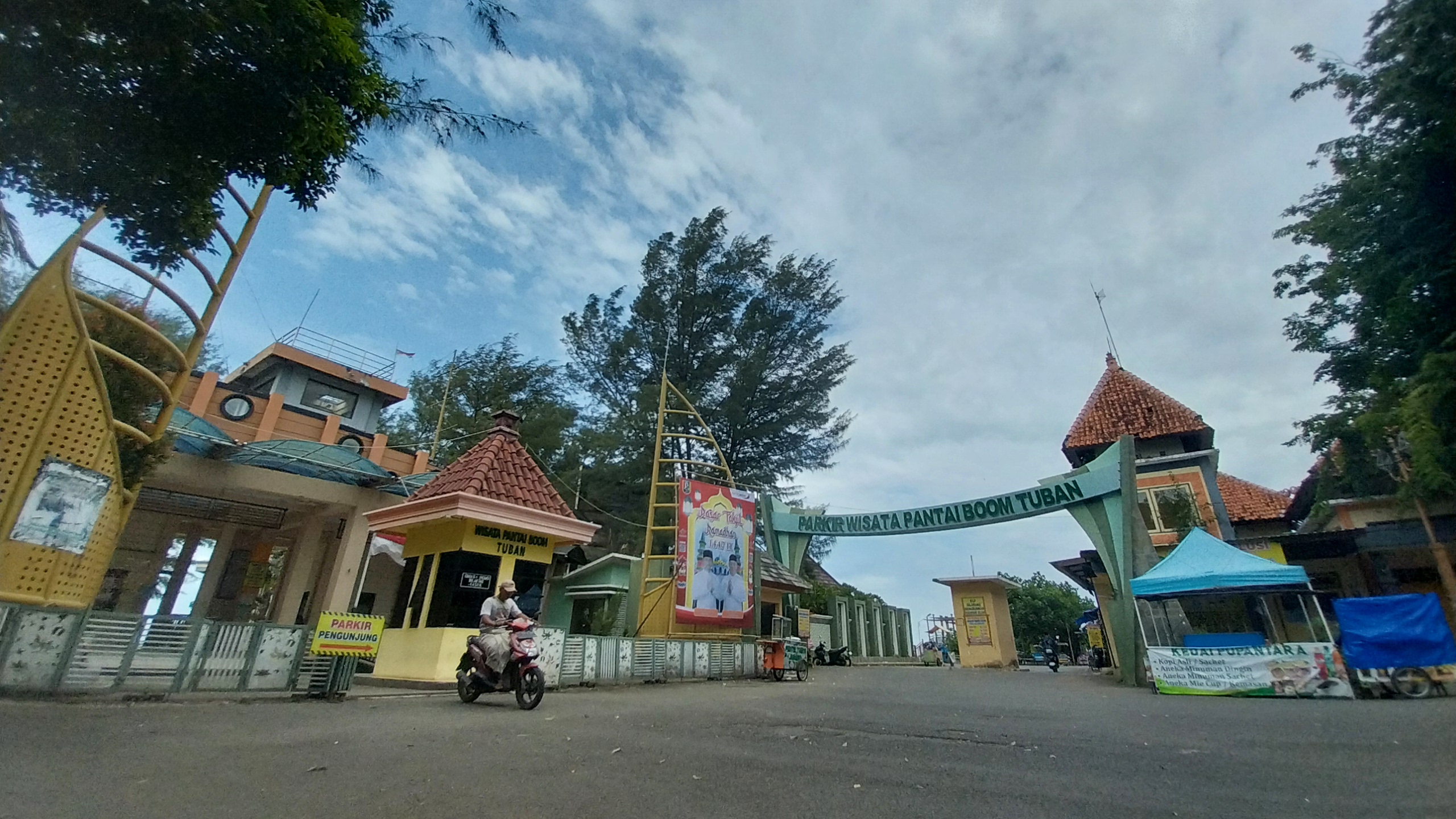 Wisata Pantai Boom dan Area Parkir yang bersebelahan . Rencananya tahun ini area ini akan ditata melalui revitalisasi