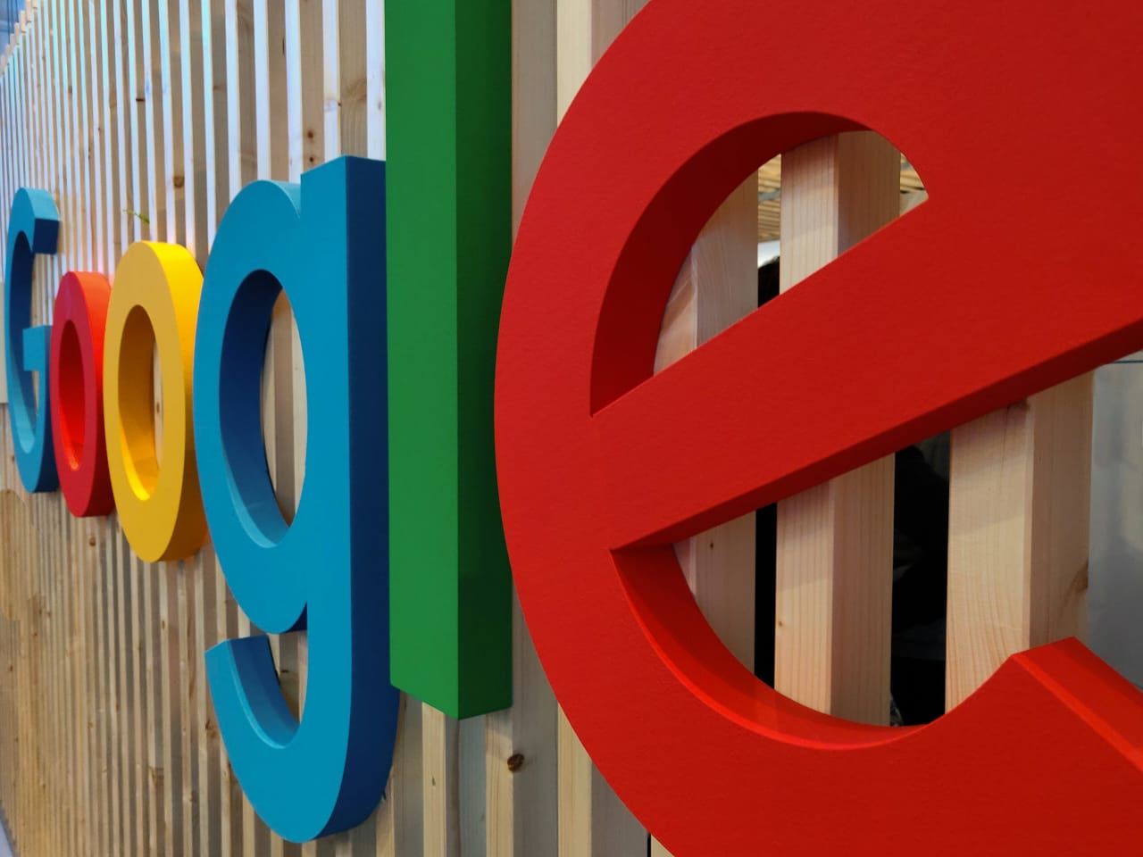 Tiga orang terdakwa terancam kurungan penjara karena curi informasi rahasia Google.