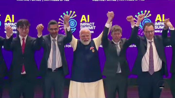 Instagram @india_ai_impact_summit_2026  CEO open AI Sam dan CEO Authropic keduanya tak bergandeng tangan hanya menggepalkan tangan keatas.