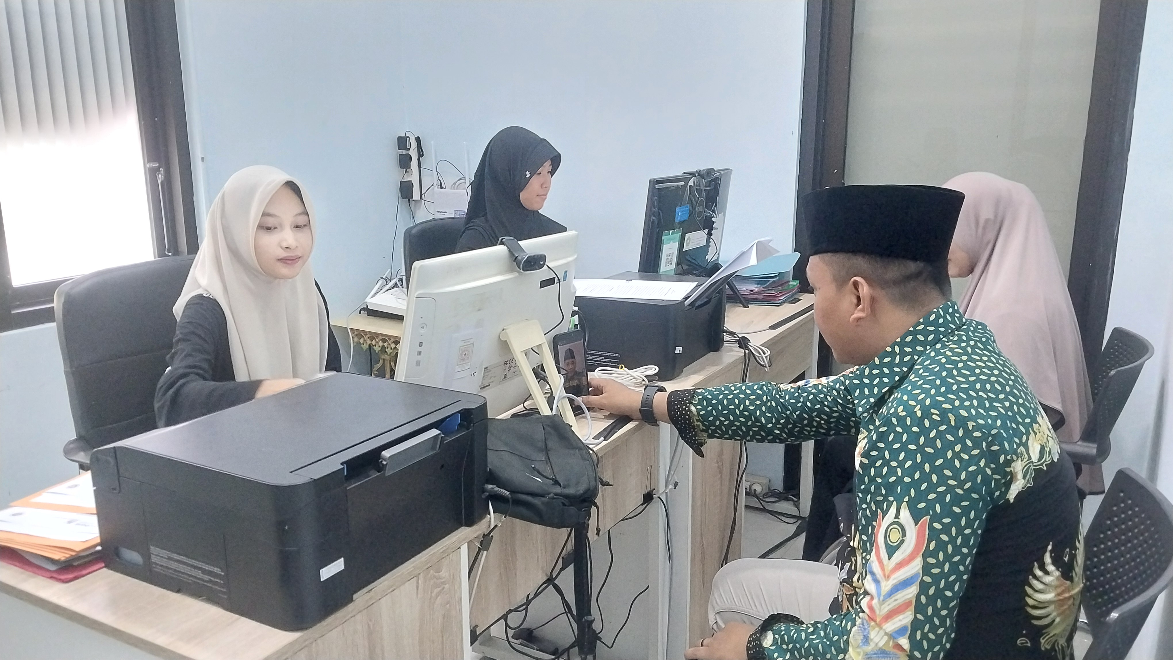 Petugas Kemenhaj Tuban melayani calon pendaftar haji di Gedung Pusat Layanan Haji dan Umrah Terpadu Tuban.