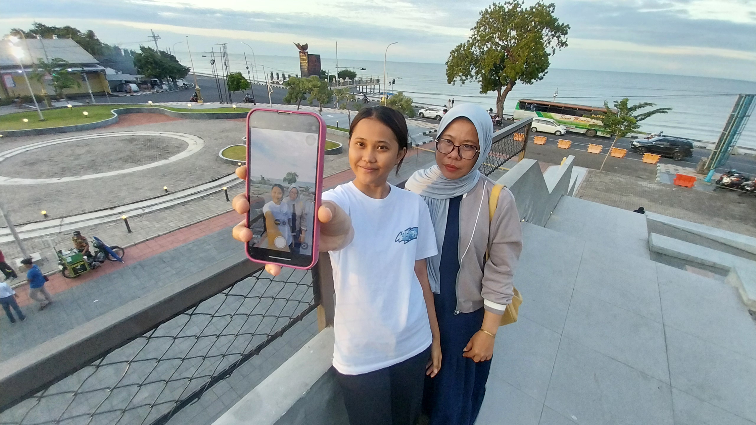 Pengunjung Abirama Tuban mengabadikan aktiviitas santainya sambil menunggu waktu magrib.
