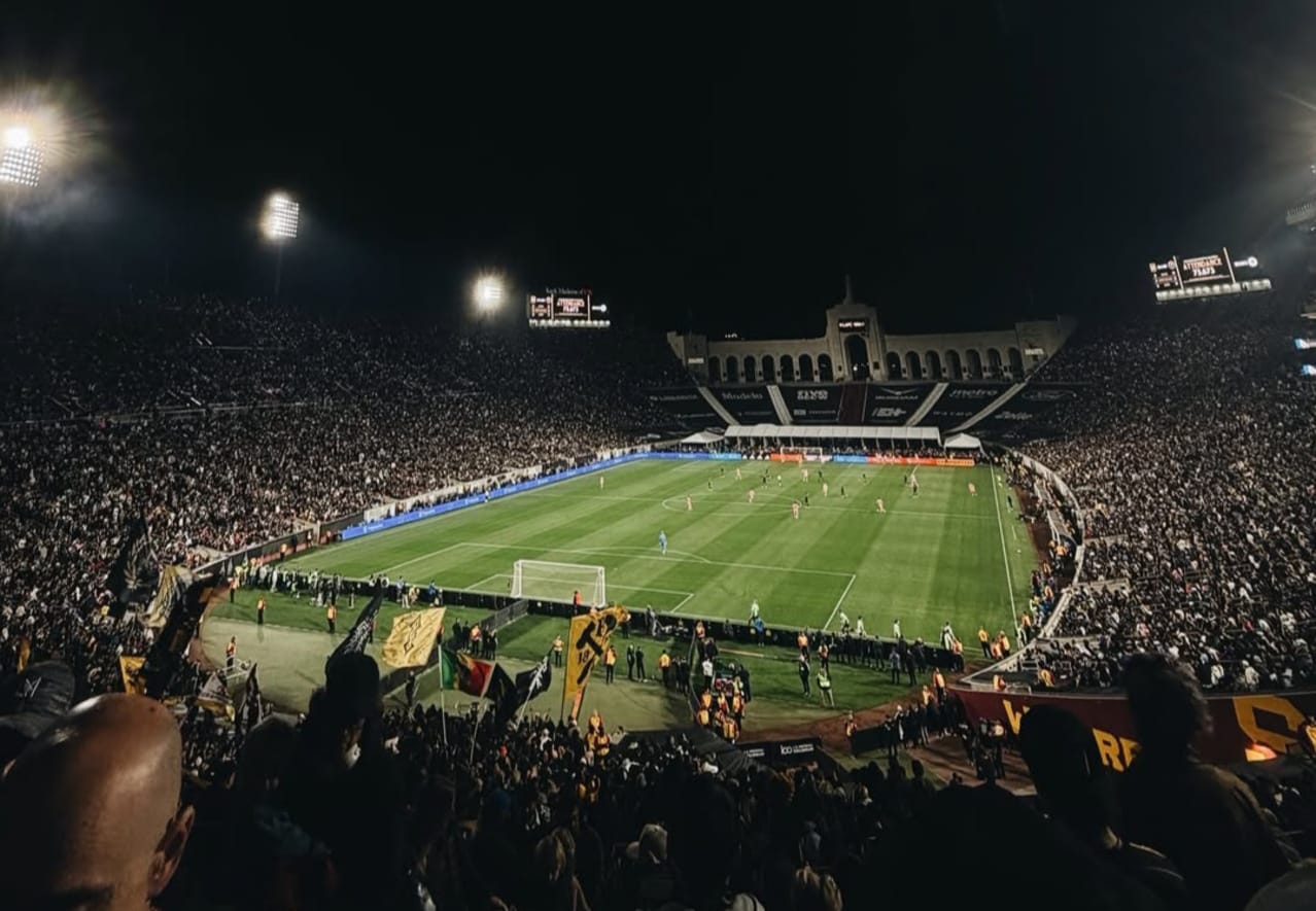 LA Memorial Coliseum, Venue pembuka MLS 2026 yang memecahkan rekor penonton terbanyak. 