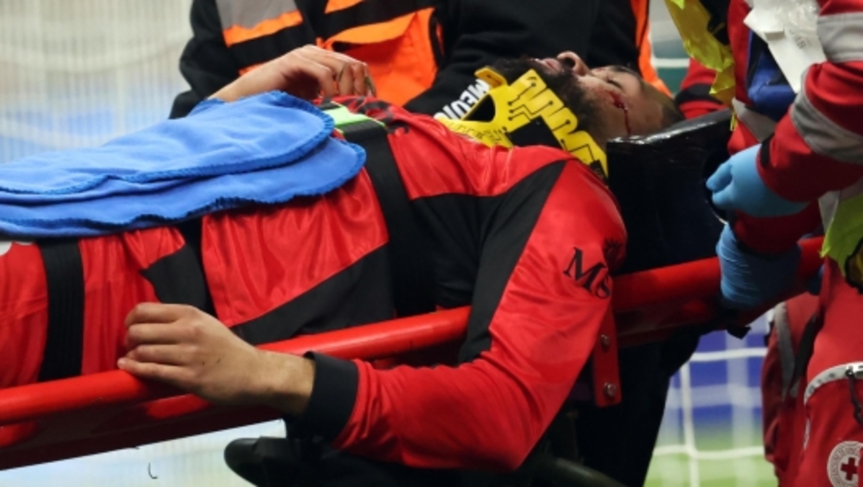 Pemain AC Milan Ruben Loftus-cheek harus ditandu keluar lapangan karena cedera parah. 