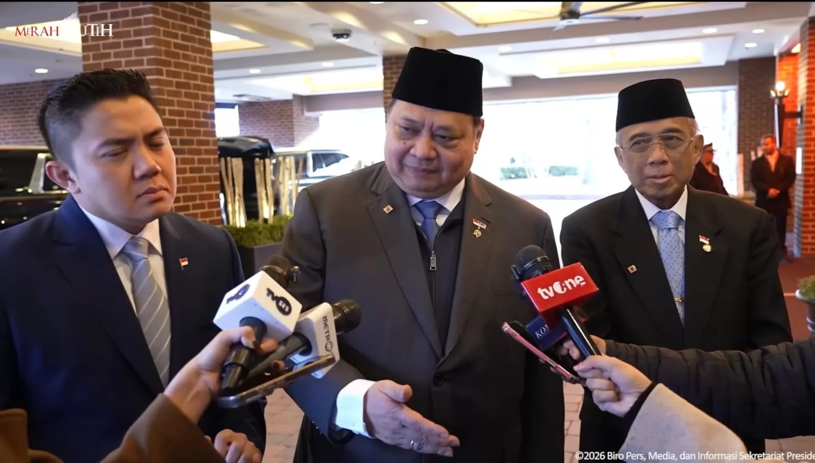 Menko bidang Perekonomian Airlangga Hartarto saat diwawancara awak media.
