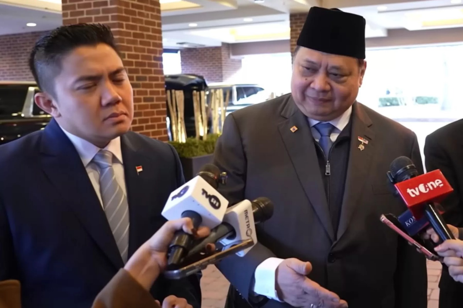 Sekretaris Kabinet Teddy Indra Wijaya (kiri) dan Menteri Koordinator Bidang Perekonomian Airlangga Hartarto.