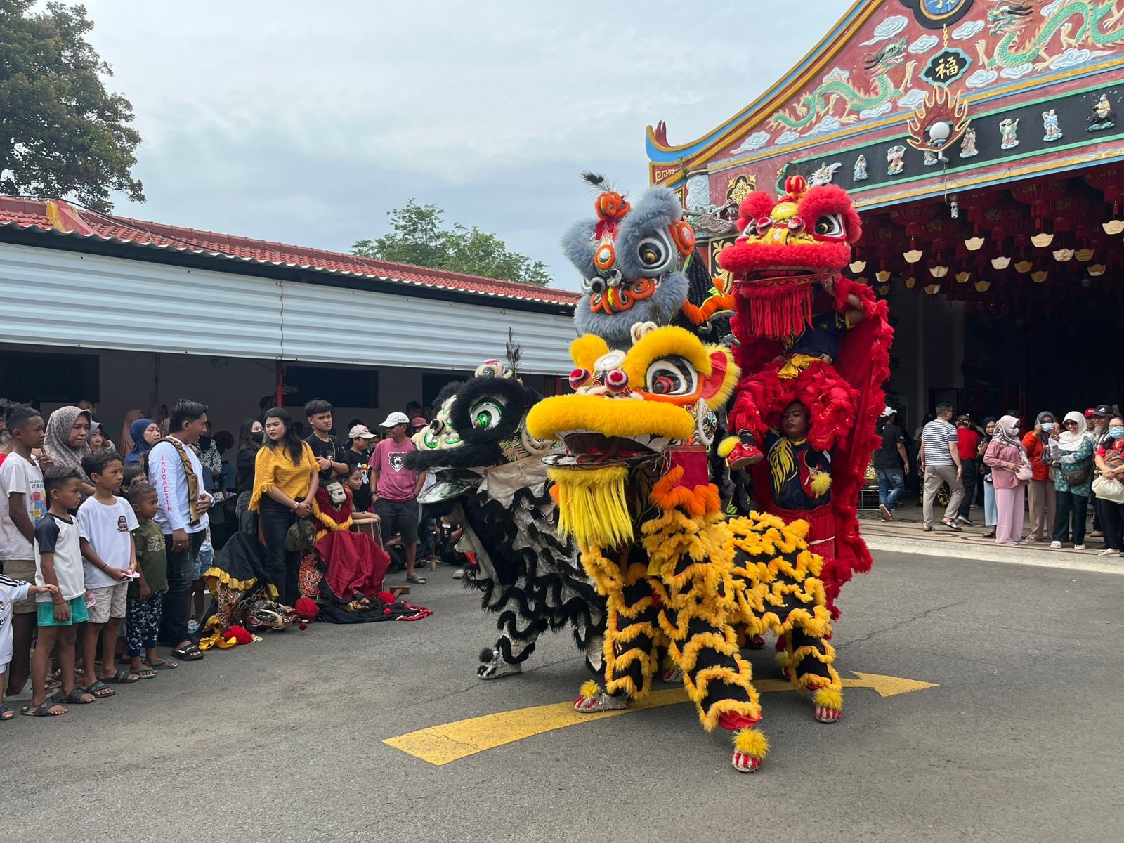 Ribuan warga menyaksikan atraksi barongsai di halaman TITD Kwan Sing Bio, kemarin (22/2).