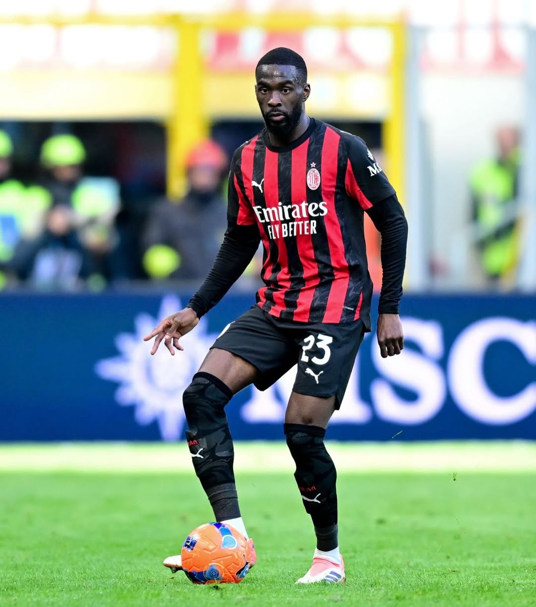 Bek AC Milan Fikayo Tomori memilih bertahan meski diminati Tottenham