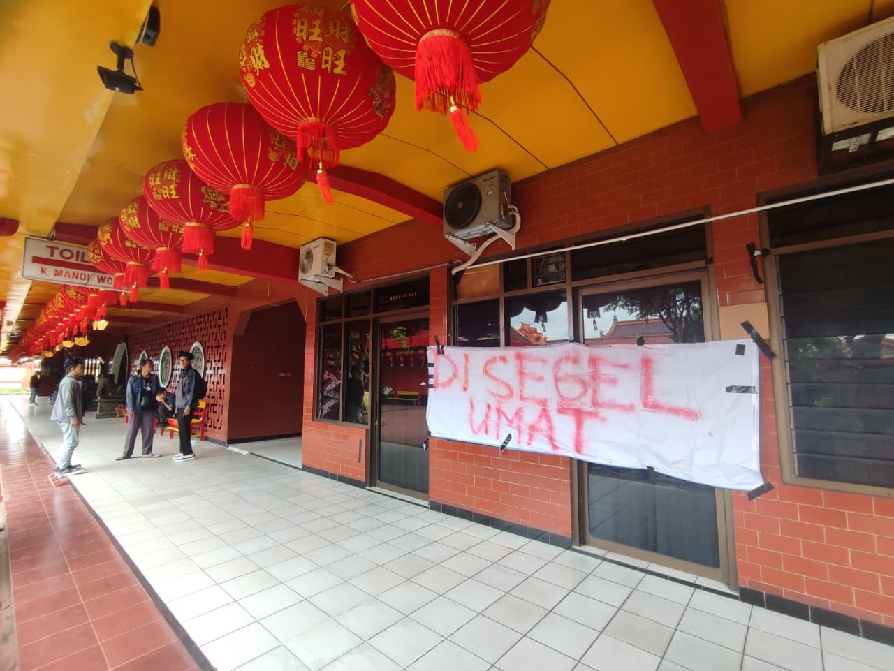 Kondisi TITD Kwan Sing Bio Tuban pascadisegel oleh kelompok umat yang dipimpin Go Tjong Ping, kemarin (23/2).