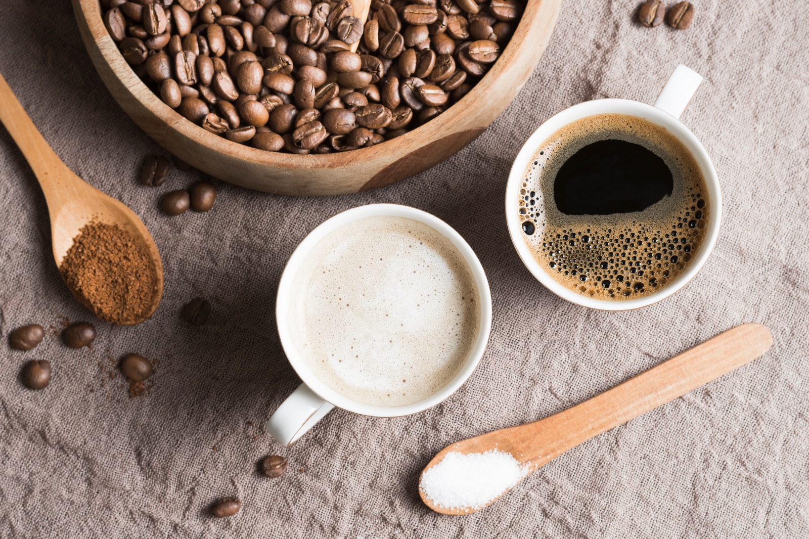 Ilustrasi kopi dan latte dalam cangkir putih