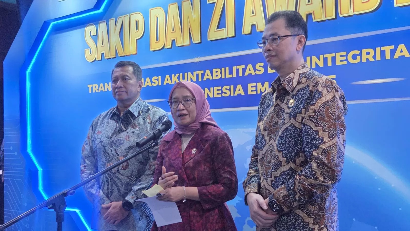 Menteri PANRB Rini Widyantini (tengah) saat ditemui di Kantornya, Jakarta, Rabu (11/2)