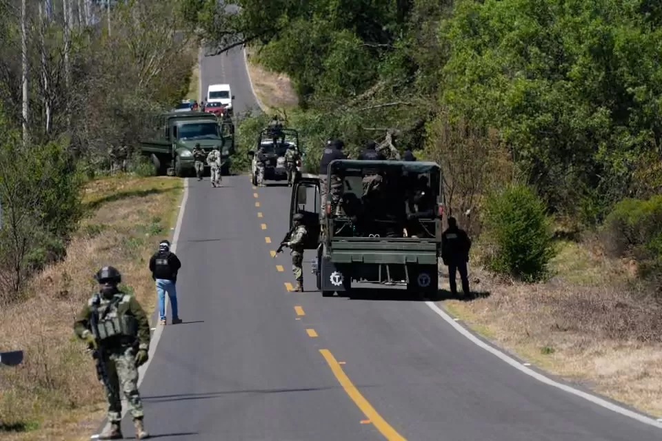 Tentara Meksiko membersihkan blokade jalan menuju Tapalpa (232), sehari setelah militer menewaskan pemimpin CJNG