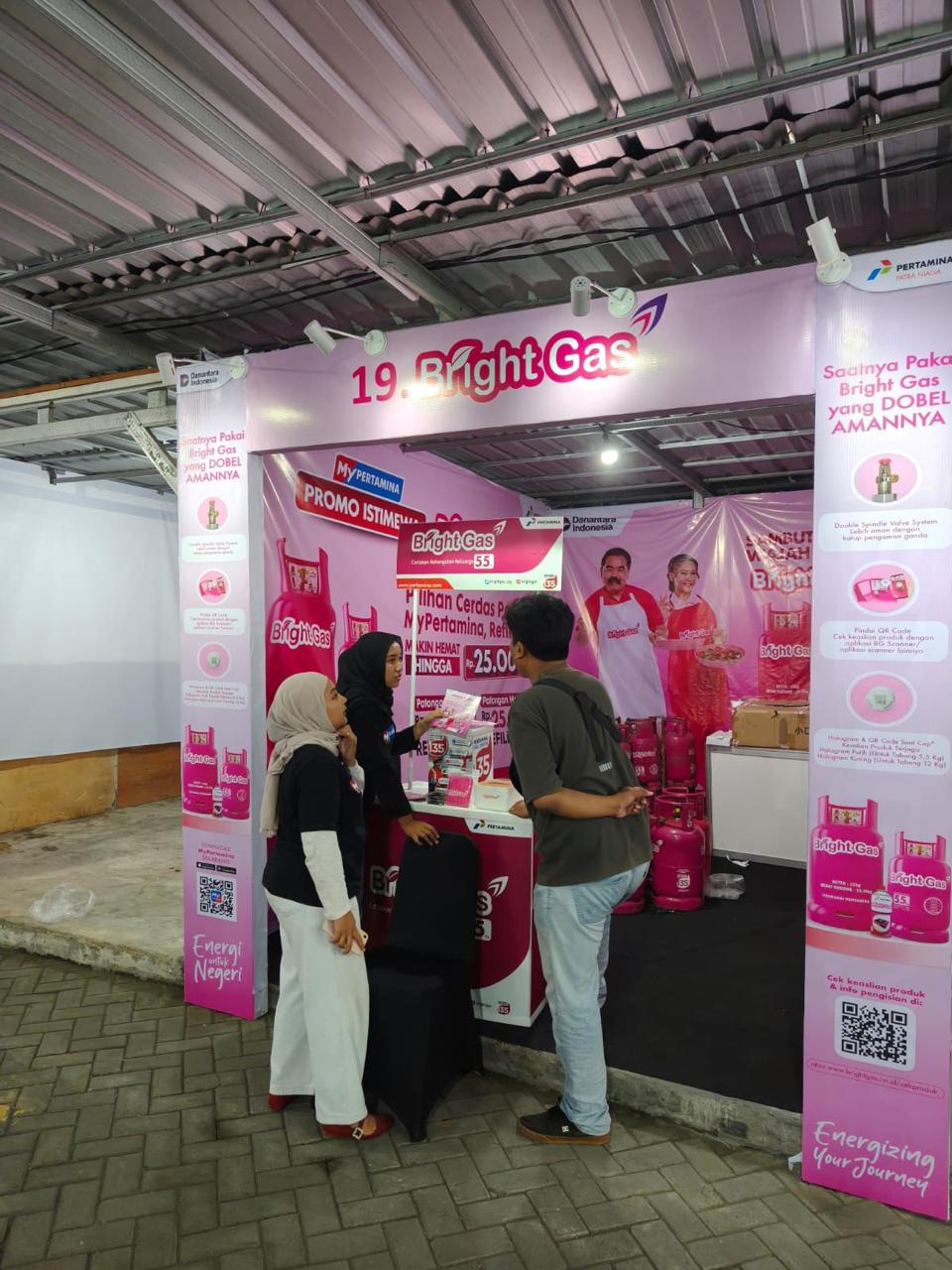 Pengunjung Bazaar Al Madinah Surabaya menikmati promo refill Bright Gas dan edukasi penggunaan LPG